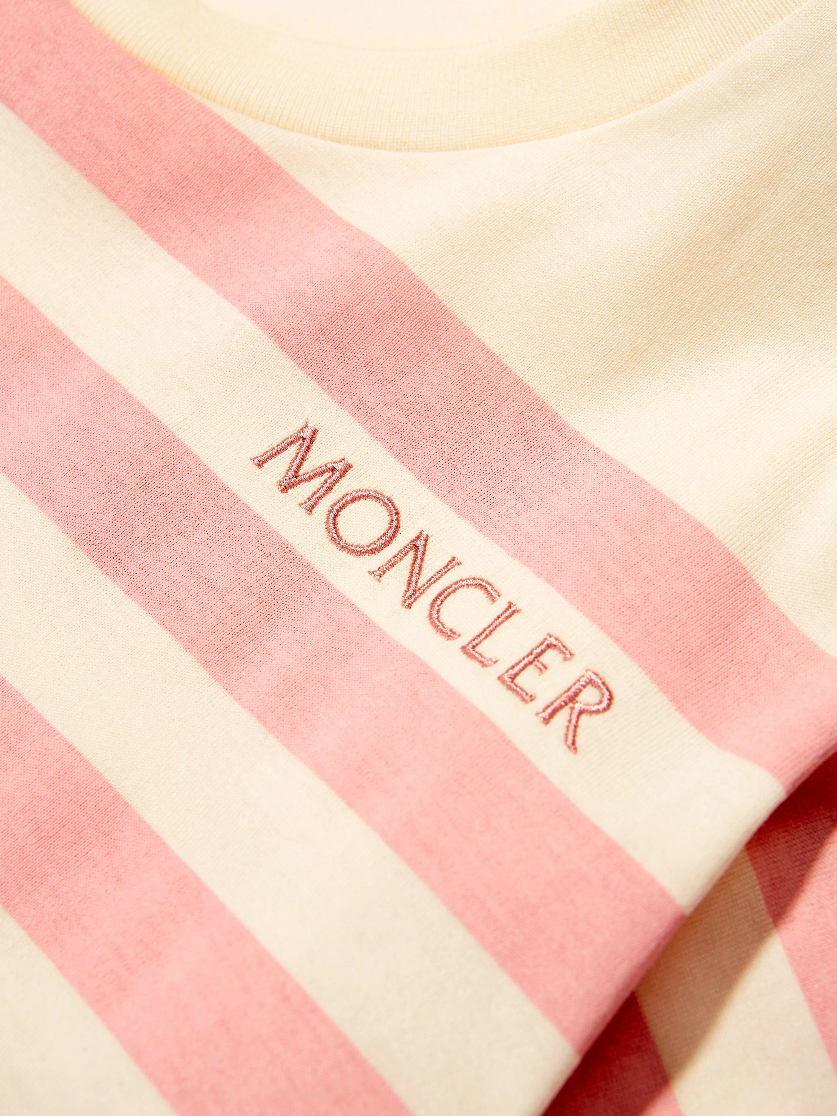 Moncler Enfant Mädchen Gestreiftes Logo T-Shirt in Creme